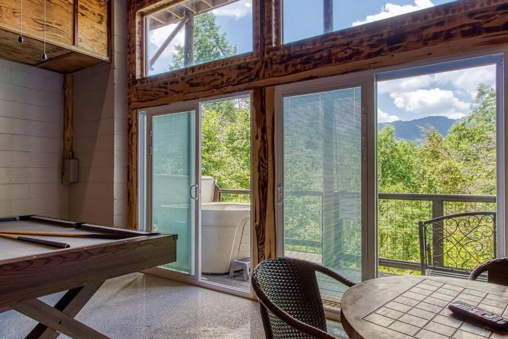 The Log Castle~Stunning Mountain Views~Hot Tub Vila Sevierville Exterior foto